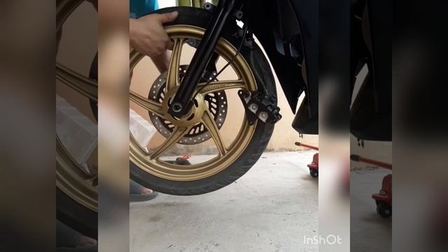 Replacing fork Oil Seal and Dust Seal CBR150R V2. Segment 1 of 4 Removing fork off from the bike смотреть онлайн
