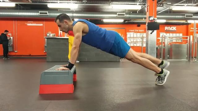 Hip extension (push up position on stepper) смотреть онлайн
