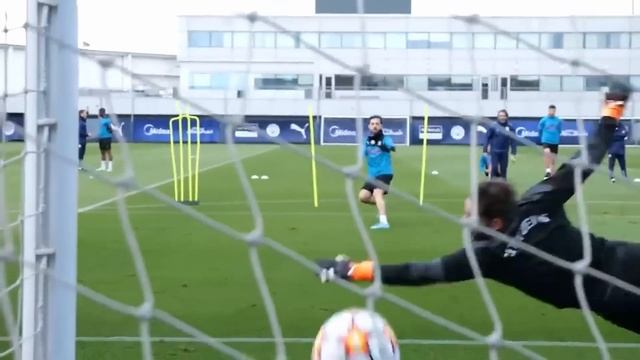 Манчестер Сити - упражнения с ударами по воротам от Пепа Гвардиолы смотреть онлайн