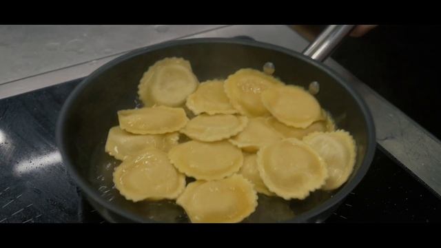 Parmezános ravioli alla carbonara смотреть онлайн