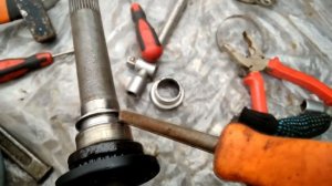 Как поменять и подобрать сальник левого привода Рено Логан, Сандеро, Дачия, Ларгус. Замена пыльника.