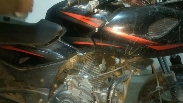 Pulsar 220 cc engine oil change at home, basic bike service at home смотреть онлайн