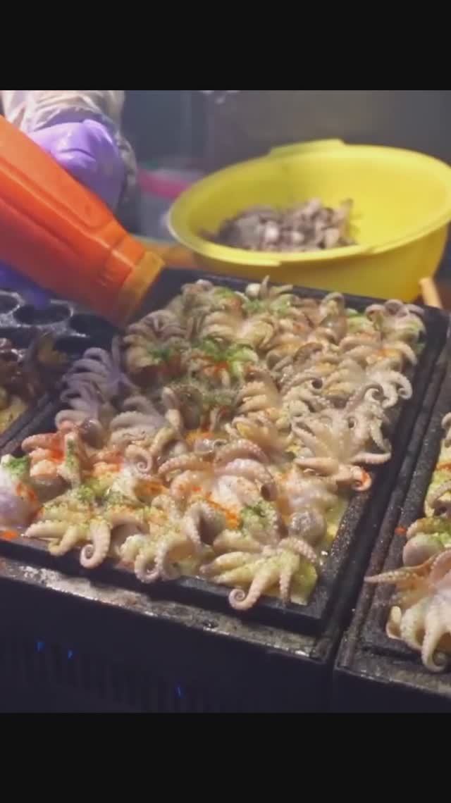 Фирменные такояки с маленьким осьминогом. Канал Уличная Еда / Street Food Channel смотреть онлайн