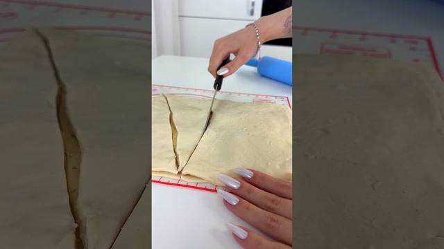 КРУАССАНЫ КАК В ТВОЕЙ ЛЮБИМОЙ КОФЕЙНЕ 🥐 Больше рецептов, смотри у меня на страничке! смотреть онлайн