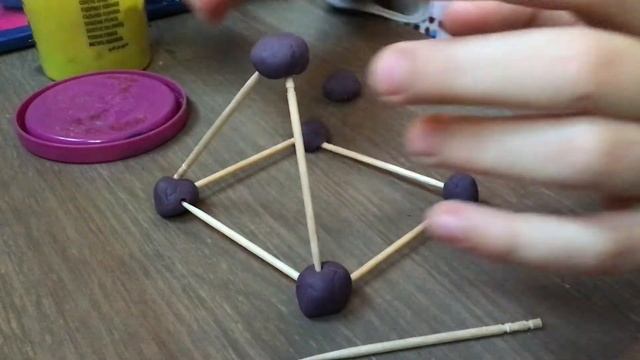Prisma triangular 3D смотреть онлайн