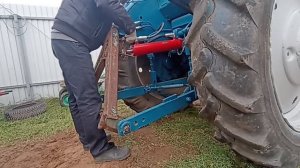 Установка ковша на заднею подвеску Т - 40 АМ, а также установка гидроцилиндра на верхнюю точку.