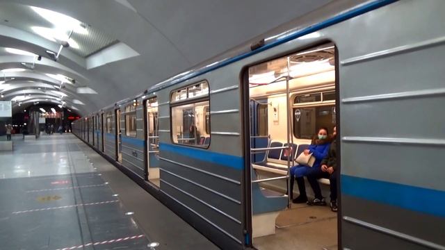 Электропоезд 81-717/714.6 "Шестёрка" №33 на станции метро Шипиловская смотреть онлайн