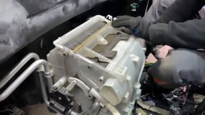 Замена испарителя на автомобиле Toyota Prada