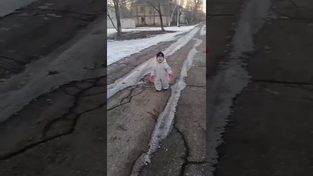 Так смешно лёд хрустит!😉😅#чудо-девочка смотреть онлайн