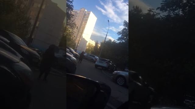 Москва Ураган!!! Ветер 20 м/с уносит людей!! Женщина плывет😆 смотреть онлайн