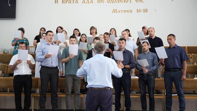 Пение хора - "Бог сроднил нас навеки" смотреть онлайн