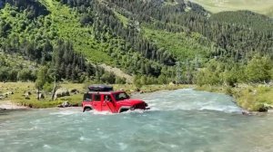 Джип Рубикон штурмует горную реку