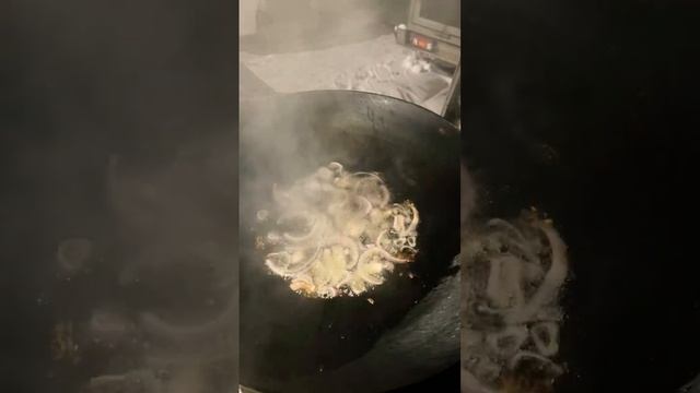 Находимся на производстве,жарим рыбу в Садже на костре ,карп и минтай. смотреть онлайн