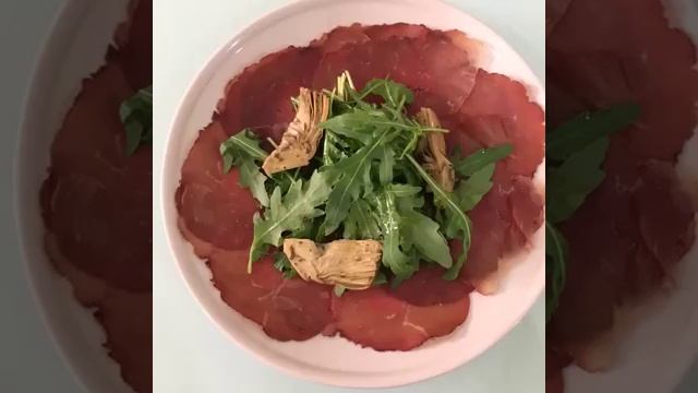 Simple bresaola antipasto - with rocket, artichokes and Parmesan смотреть онлайн