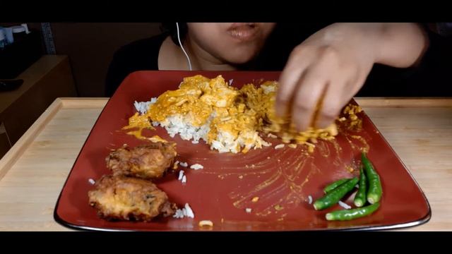 ASMR EATING (MUKBANG) - Chicken Korma & Vegetable Pakora. смотреть онлайн
