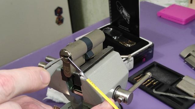 Opening a Sherlock lock 5 pins + slider. Вскрытие цилиндра Sherlock 5 пинов + слайдера смотреть онлайн