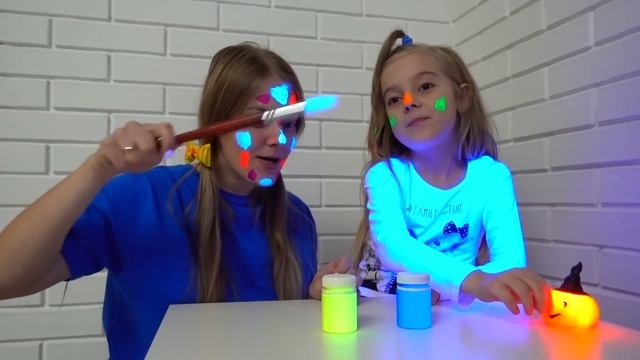 Ulya plays with neon paint смотреть онлайн