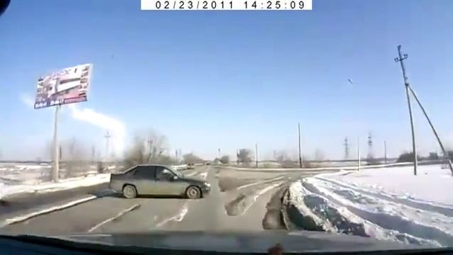 Быстрая реакция спасла водителя смотреть онлайн