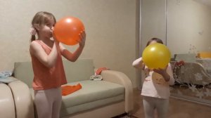 Девочки надувают воздушные шарики (1)