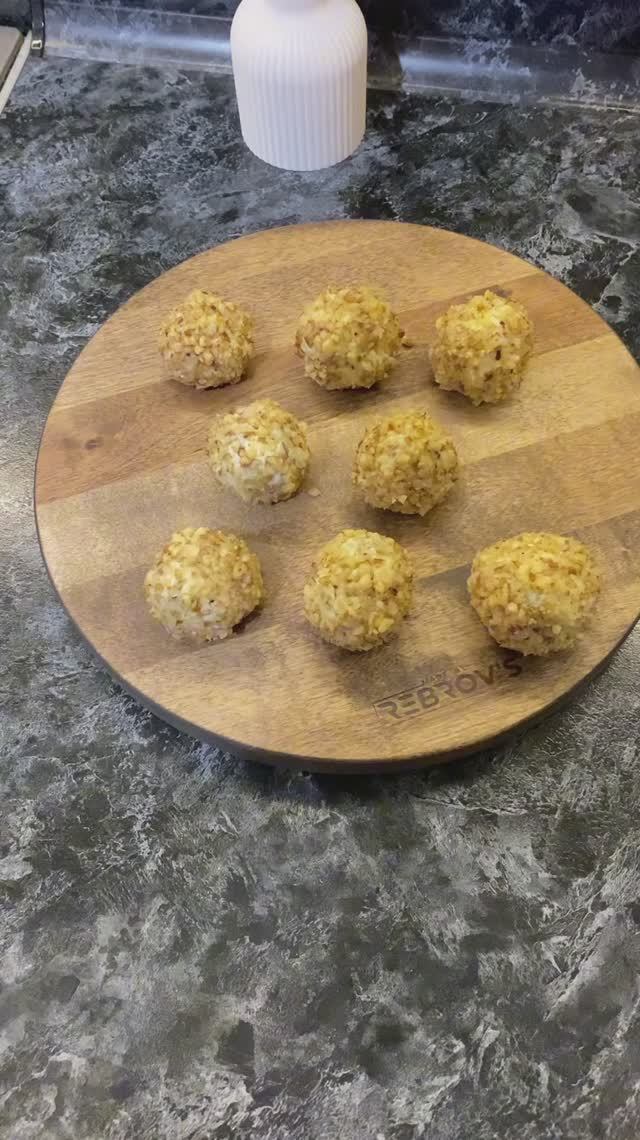 Закусочные шарики из голубого сыра с виноградом🥂классическое сочетание для винных закусок🥂