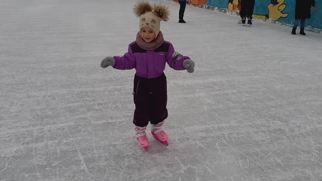 Учимся кататься на коньках (январь 2023) смотреть онлайн