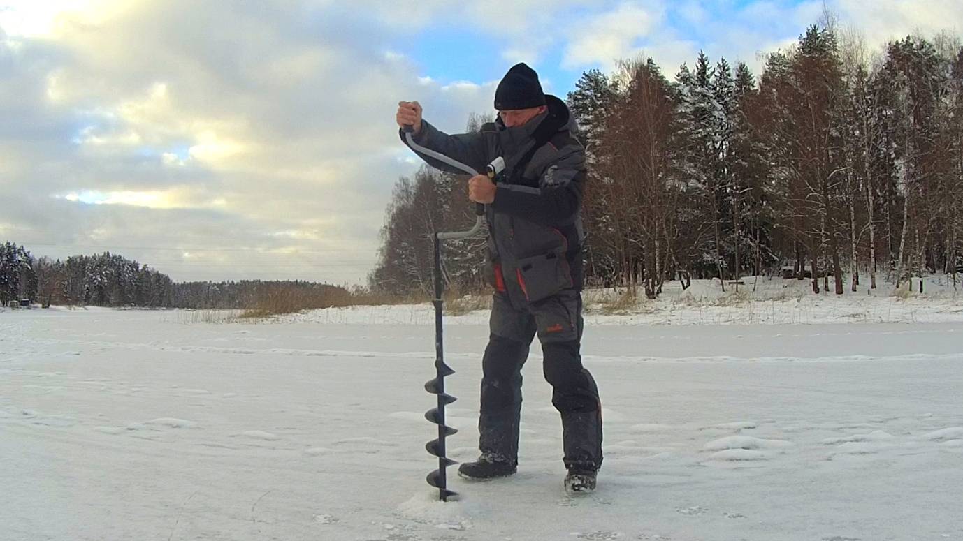ПЕРВЫЕ ПОДЛЕЩИКИ. ЛЁД ТОЛЩЕ. РЫБА КРУПНЕЕ. Рыбалка на мотыля и безнасадки. смотреть онлайн