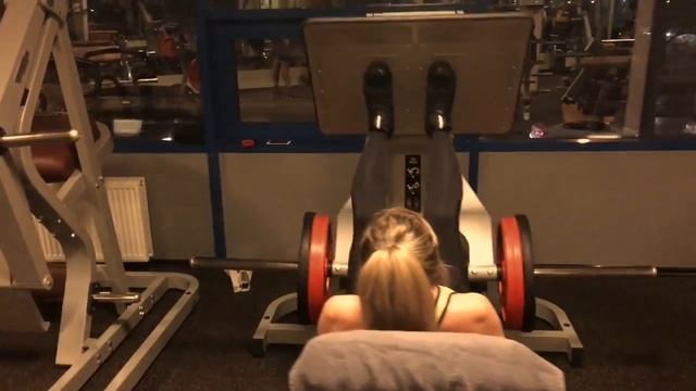 Жим ногами сидя 90кг