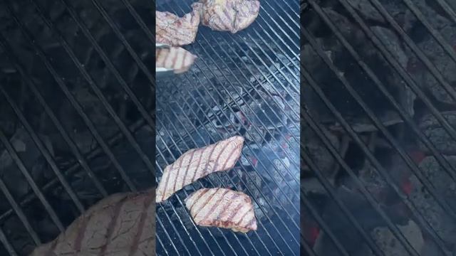 СТЕЙК на грилеСТЕЙК ДЕЛИКАТЕСНЫЙ СТЕЙК ТРИ- ТИП #shorts#стейк#мясо #мираторг # смотреть онлайн