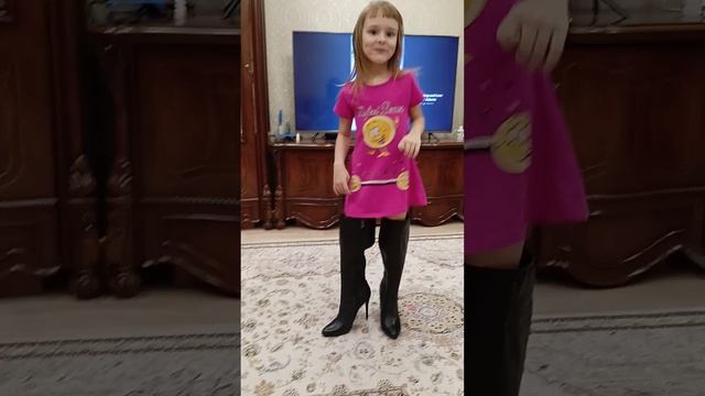 Дефиле в сапогах смотреть онлайн