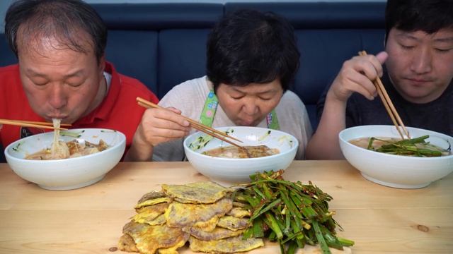 고소한 육전과 부추무침에 후루룩 밀면으로 맛있는 조합! (Wheat noodles & Beef pancake) 요리&먹방!! - Mukbang eating show смотреть онлайн