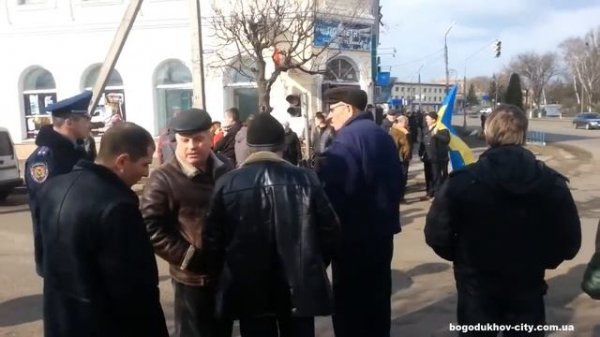 Перекрыли дорогу и не пропускали автобусы с ВВ. Богодухов 2014.