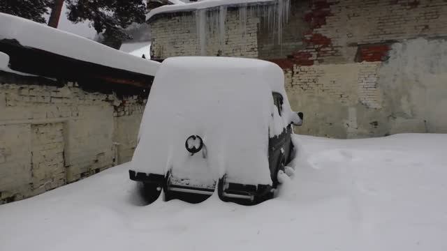 Выкапываем машину из под снега. смотреть онлайн