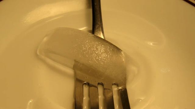 An ice cube un-melting in 24 seconds. (In HD) смотреть онлайн