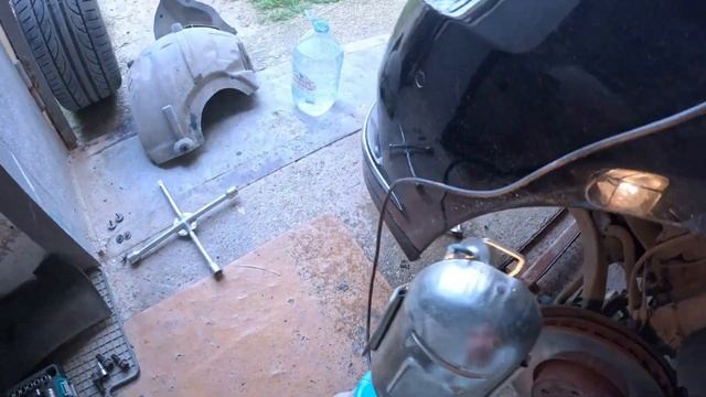 Замена/дефектовка бачка омывателя на V-6 Мерседесе Е-класса, W212 E300 М272. Все процессы.