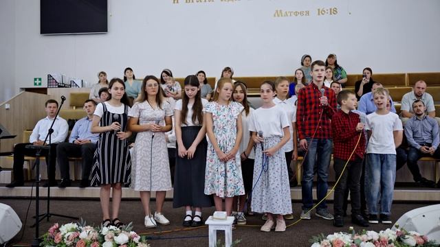 В светлых домах уют. Пение подростки. смотреть онлайн