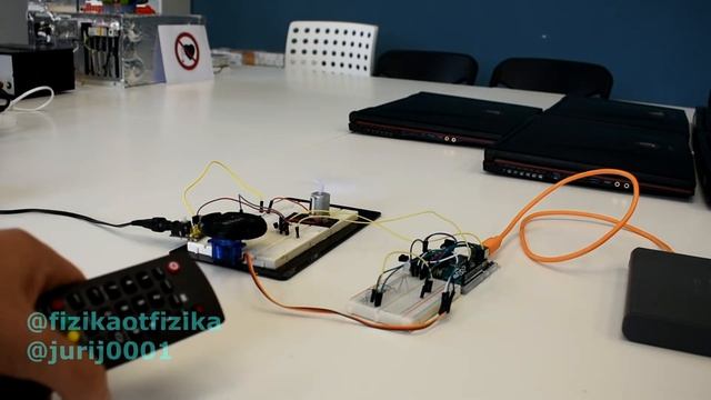 The connections for the IR sensor with the Arduino. Simple projects for beginners. смотреть онлайн