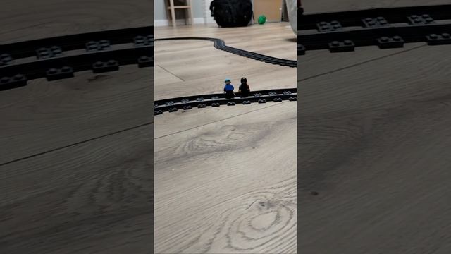 ЛЕГО ФИЛЬМ ПОЕЗД СБИВАЕТ ЛЮДЕЙ