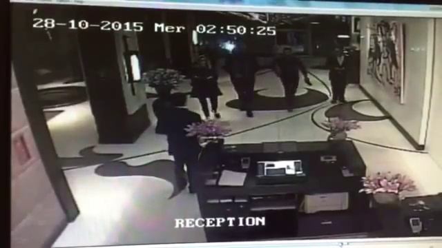 Badr Hari frappe un réceptionniste à Casablanca смотреть онлайн