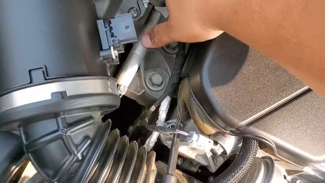 How to: Remove the Mass Air Flow MAF Sensor from a 2016 Chevrolet Malibu смотреть онлайн