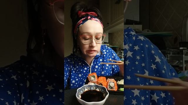 Роллы Снежная Калифорния из Перекрёстка 😋🍣 #мукбанг #еда #вкуснаяеда #еданакамеру смотреть онлайн