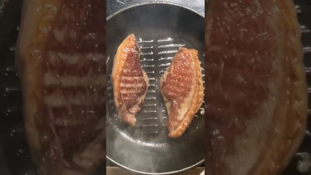 СОЧНЫЙ СТЕЙК ПИКАНЬЯ Как вкусно пожарить на сковороде #shorts #рецепт#стейк #мясо# смотреть онлайн