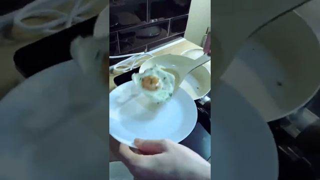 Fried eggs. Яичница смотреть онлайн