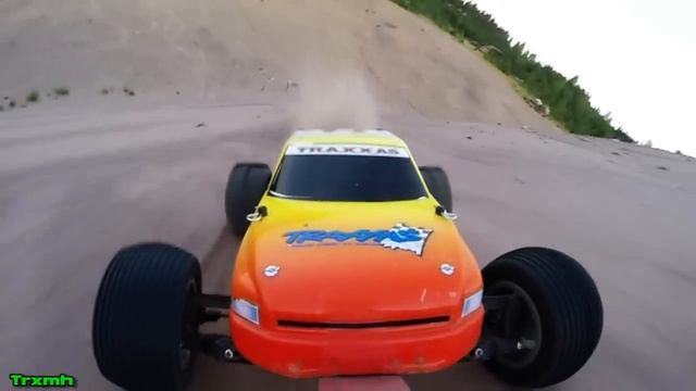Traxxas Rustler - Sand Paddle Tires (Slow-motion) смотреть онлайн