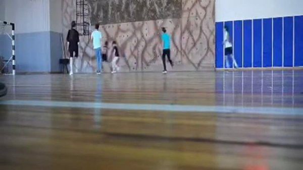 тренируется по стритболу