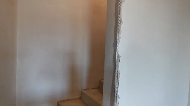 Rohový, hliníkový, stavební profil usazený do sádrové stěrky pomocí stavebního laseru. I holky umí: смотреть онлайн