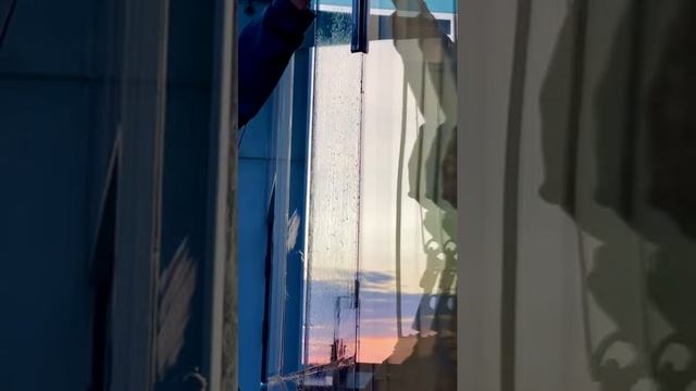 Мойка фасадов зданий в Москве Промышленный альпинизм в Москве и обл #клинингмосква #shorts #промальп смотреть онлайн