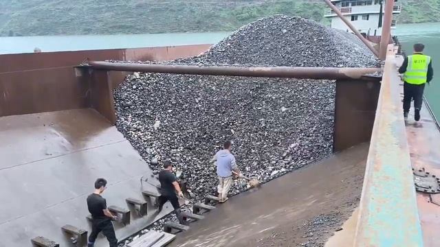 Строительство, разгрузка баржи