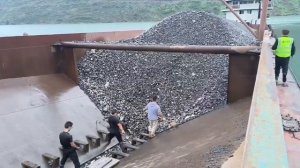 Строительство, разгрузка баржи