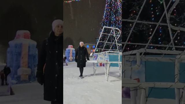 Новый год. 09.01.2022. год. Площадь, ёлка красота. смотреть онлайн