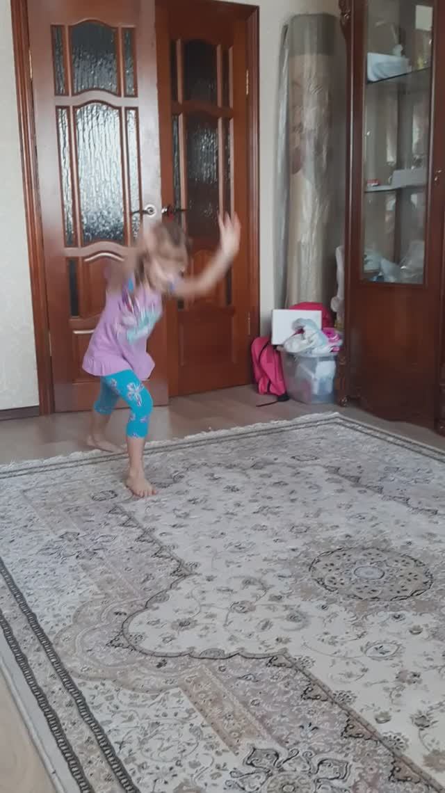 Сама научилась делать колесо смотреть онлайн